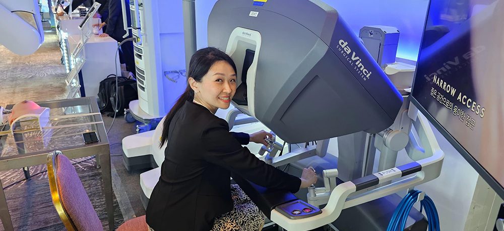 Dr-Teoh-li-ying using davinciXi robotic system