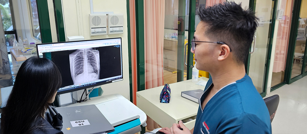 dr wong zhi yi present xray to patient