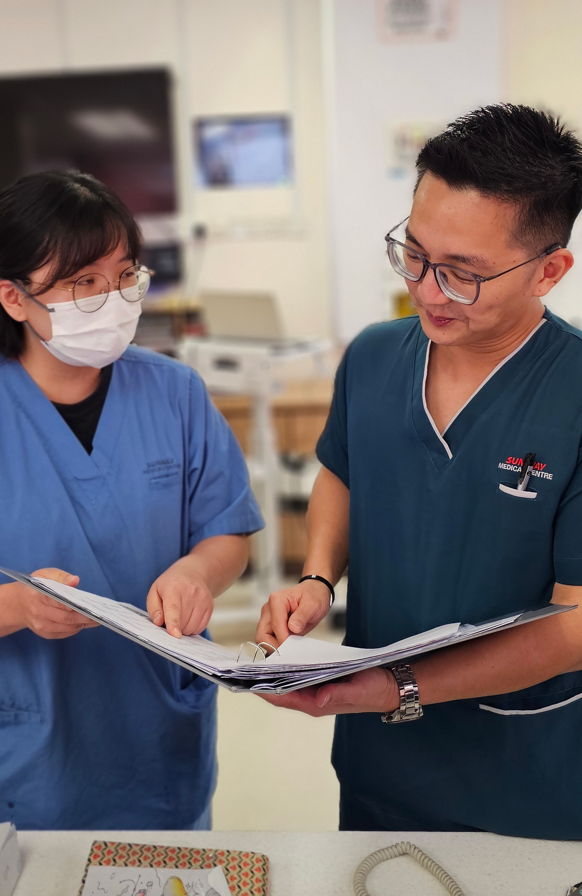 dr wong zhi yi having a discussion with colleague